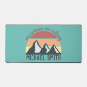 ヴィンテージパステル山脈はモノグラムスカイを呼び出している デスクマット (正面)