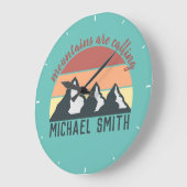 ヴィンテージパステル山脈はモノグラムスカイを呼び出している ラージ壁時計 (傾斜)