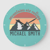 ヴィンテージパステル山脈はモノグラムスカイを呼び出している ラージ壁時計 (正面)