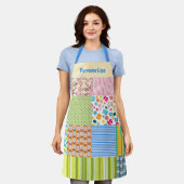 ヴィンテージパッチワークキルト女性の裁縫のパーソナライズ エプロン (着用した状態)