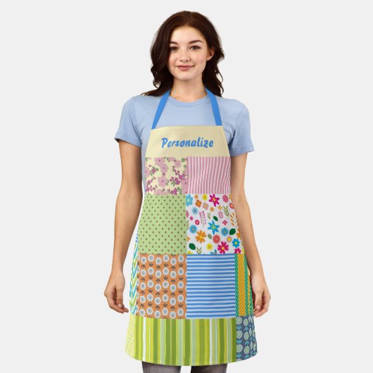 ヴィンテージパッチワークキルト女性の裁縫のパーソナライズ エプロン (着用した状態)