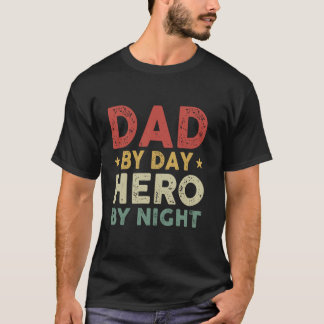 ヴィンテージパパバイデイヒーローバイナイトおもしろいレトロファテ Tシャツ