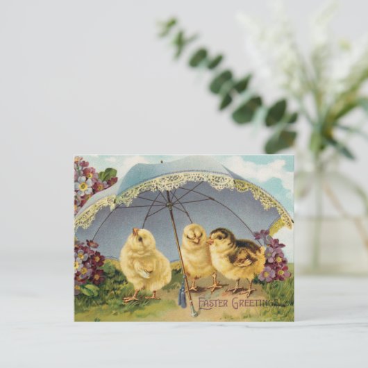 ヴィンテージパラソルの下の復活祭のかわいい雛 ポストカード (スタンド正面)