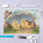 ヴィンテージパラソルの下の復活祭のかわいい雛 薄葉紙 (クラフト)