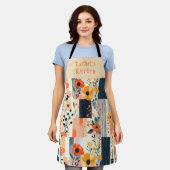ヴィンテージパーソナライズされたボホフローラパッチワークキッチン エプロン (着用した状態)