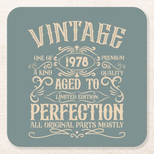 ヴィンテージパーソナライズされた誕生日ウイスキーのラベルのテーマ スクエアペーパーコースター (正面)