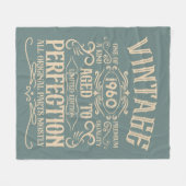 ヴィンテージパーソナライズされた誕生日ウイスキーをテーマにした フリースブランケット (正面(横))