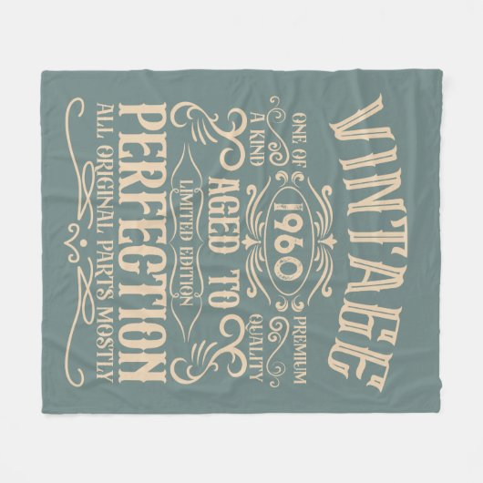 ヴィンテージパーソナライズされた誕生日ウイスキーをテーマにした フリースブランケット (正面(横))