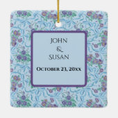 ヴィンテージパープルパンジーリボンライトブルー写真 セラミックオーナメント (裏面)