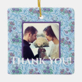 ヴィンテージパープルパンジーリボンライトブルー写真 セラミックオーナメント (正面)