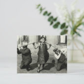 ヴィンテージビクトリアンが口でパイプを曲げる ポストカード (スタンド正面)