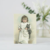 ヴィンテージビクトリアンと猫の寝巻きを着た少女 ポストカード (スタンド正面)