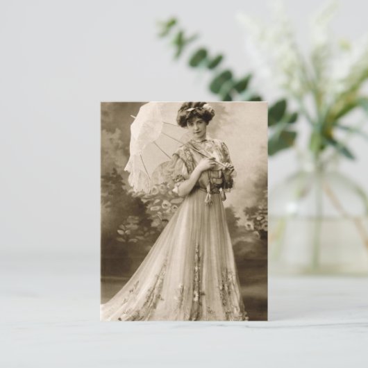 ヴィンテージビクトリアンのドレスを着た女性 ポストカード (スタンド正面)