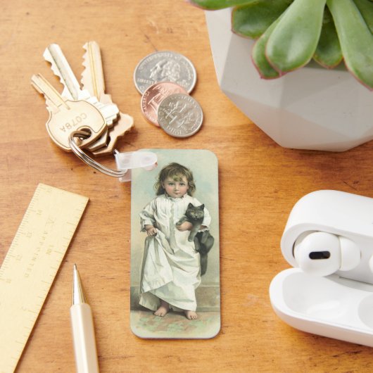 ヴィンテージビクトリアンの猫とナイトガウンを着た少女 キーホルダー (デスク)