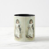 ヴィンテージビクトリアンの猫とナイトガウンを着た少女 マグカップ (中央)