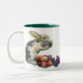 ヴィンテージビクトリアンイースターバニー、花と卵 ツートーンマグカップ (左)