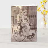 ヴィンテージビクトリアンカップルのタンデム自転車ポストカー カード (黄色い花)