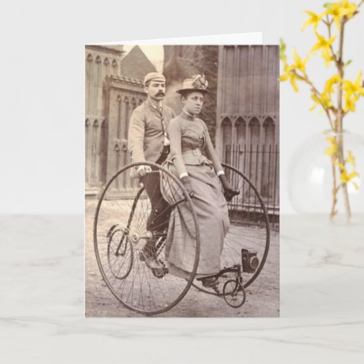 ヴィンテージビクトリアンカップルのタンデム自転車ポストカー カード (黄色い花)
