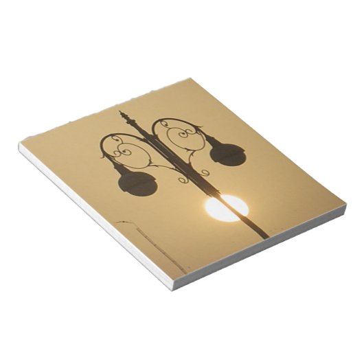 ヴィンテージビクトリアンサンセット通りライトアートデザイン ノートパッド (アングル)