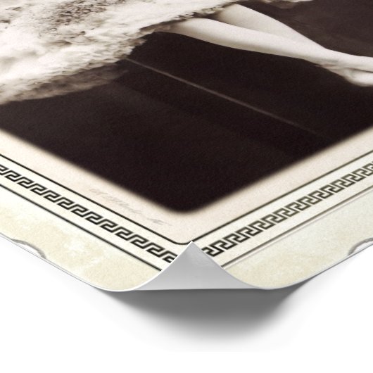 ヴィンテージビクトリアンドレス着の女性B/W ポスター (角)