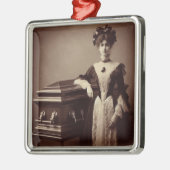 ヴィンテージビクトリアン付き女性 メタルオーナメント (左)