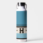 ヴィンテージビストロタイルダスティブルーアンド金ゴールドモノグラム ウォーターボトル (正面)