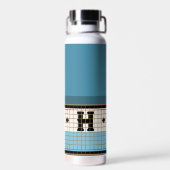 ヴィンテージビストロタイルダスティブルーアンド金ゴールドモノグラム ウォーターボトル (背面)