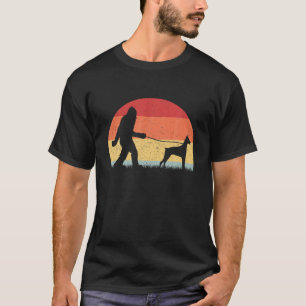 ヴィンテージビッグフット歩くドバーマンドッグサスカッチおもしろい Tシャツ