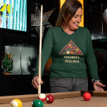 ヴィンテージビリヤードカスタムボールプールテーブル Tシャツ<br><div class="desc">この長い袖のグラフィックティーは、あなた自身のパーソナライズされた文字と一緒に準備カスタムができている。あなたのテキストは、私の現実的なスタイルイラストレーションの下にアイボリー色のレタリングで表示され、ヴィンテージビリヤードのボールのラックにセット。独自のスローガンを追加して、プールプレイヤーのための特別なギフトを作成する。</div>