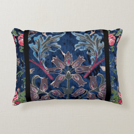 ヴィンテージビロードの花:ゴシック・エレガンスインスパイア アクセントクッション (正面)
