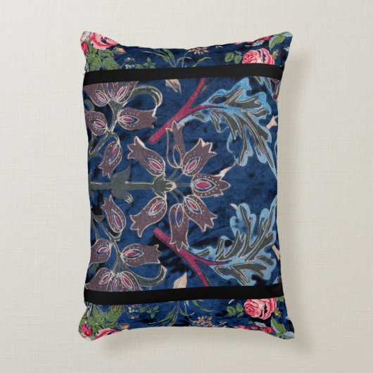 ヴィンテージビロードの花:ゴシック・エレガンスインスパイア アクセントクッション (正面(垂直))