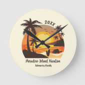 ヴィンテージビーチサンセットバケーションサーフオレンジブラウン ラウンド壁時計 (正面)