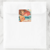 ヴィンテージビーチバケーションポスター：ブロンドのピンアップ スクエアシール (バッグ)