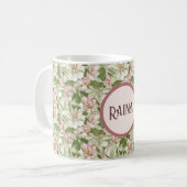 ヴィンテージピンクとホワイトマグノリアパーソナライズされた コーヒーマグカップ (正面左)