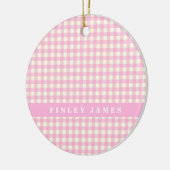 ヴィンテージピンクと白のギンガムプレイドパーソナライズされた セラミックオーナメント (左)