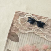 ヴィンテージピンクのローズフローラとレース ビーチタオル (インサイチュ)