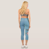 ヴィンテージピンクの白い花蝶のミツバチ青 カプリレギンス (裏面)