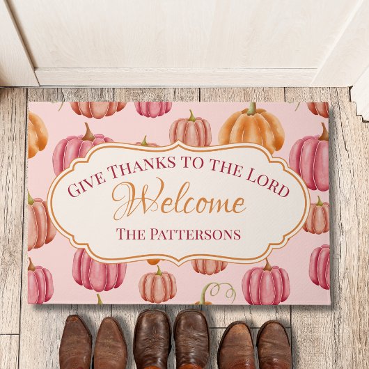 ヴィンテージピンクの詩篇136与え:3感謝してい主へ ドアマット