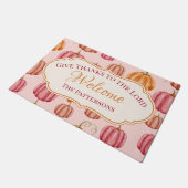 ヴィンテージピンクの詩篇136与え:3感謝してい主へ ドアマット (アングル)