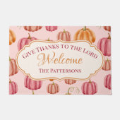 ヴィンテージピンクの詩篇136与え:3感謝してい主へ ドアマット (正面)