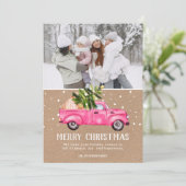 ヴィンテージピンクの赤いトラックのクリスマスツリーのクラフト写真 シーズンカード (スタンド正面)