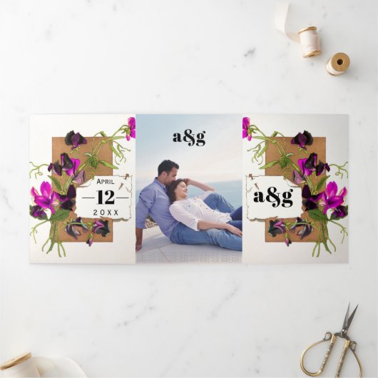 ヴィンテージピンクスイートピーとイニシャルフローラ結婚ズ 三つ折り招待状 (外部)