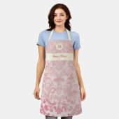 ヴィンテージピンクダマスクエレガントカスタムモノグラムギフト エプロン (着用した状態)