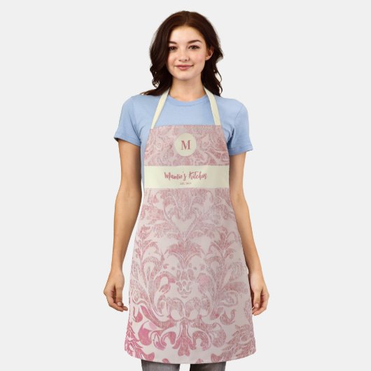 ヴィンテージピンクダマスクエレガントカスタムモノグラムギフト エプロン (着用した状態)