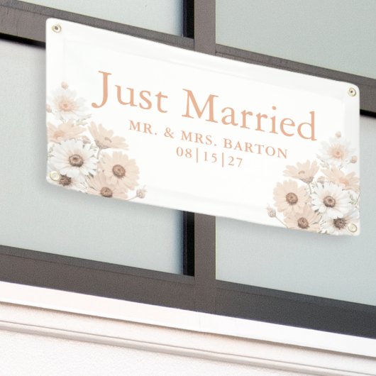 ヴィンテージピンクデイジーたった今結婚しましたカーバナー 横断幕 (ビルの外側)