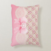 ヴィンテージピンクフローラバラリボン及びレース アクセントクッション (正面(垂直))