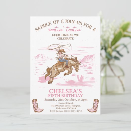 ヴィンテージピンクロデオ女性のカーボーイ任意の年齢誕生日 招待状 (スタンド正面)