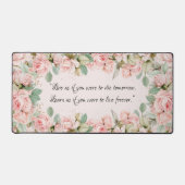 ヴィンテージピンクローズフローラ感動的引用文 デスクマット (正面)
