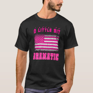 ヴィンテージピンク米国国旗の少し劇的な女性 Tシャツ
