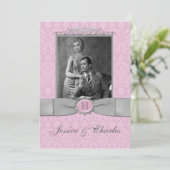 ヴィンテージピンク、グレーのダマスクのスクロール写真結婚の数 招待状 (スタンド正面)